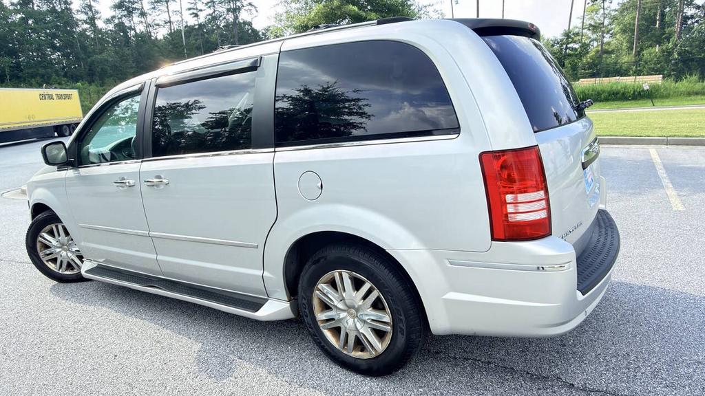 2010 Chrysler Town And Country - $4,500