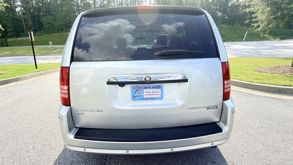 2010 Chrysler Town And Country - $4,500