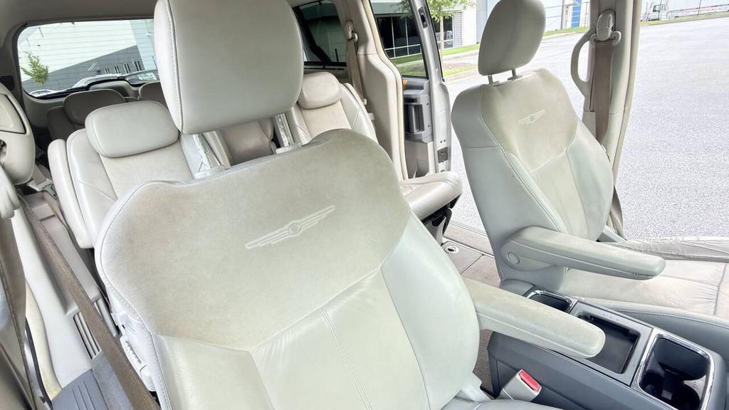 2010 Chrysler Town And Country - $4,500