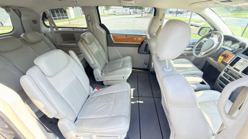 2010 Chrysler Town And Country - $4,500