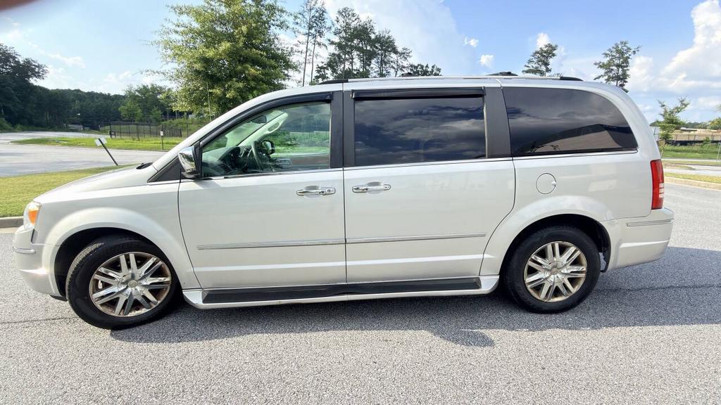 2010 Chrysler Town And Country - $4,500