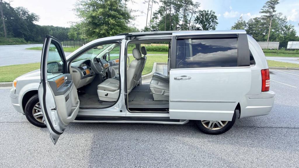 2010 Chrysler Town And Country - $4,500