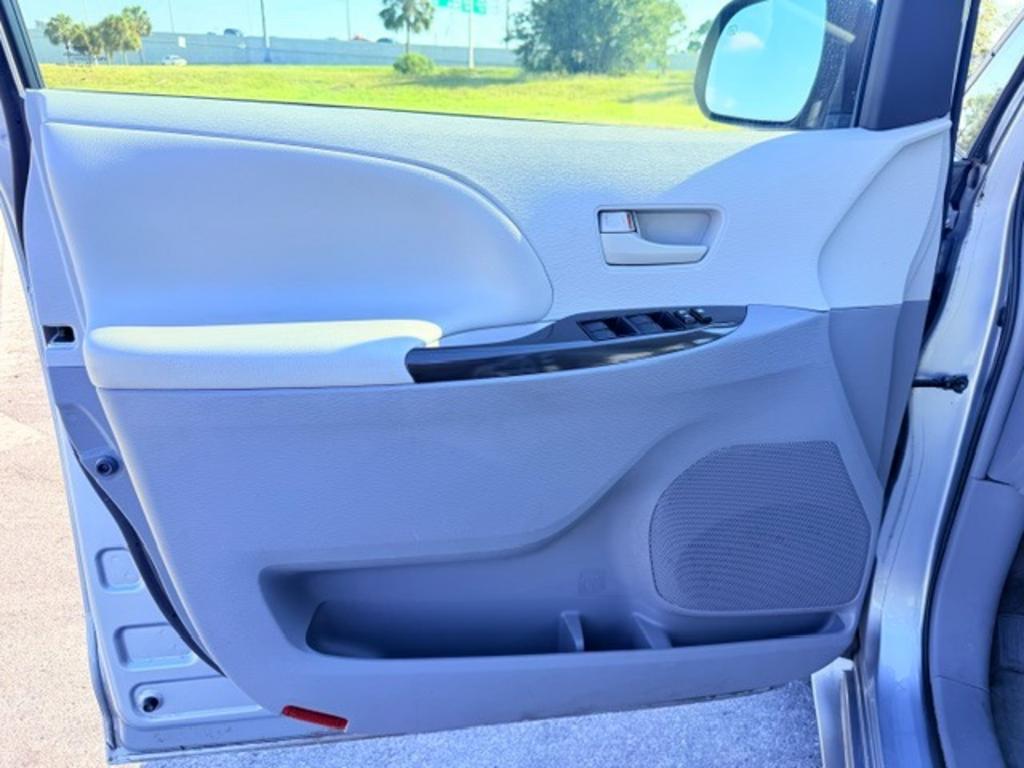 2013 Toyota Sienna - $9,995