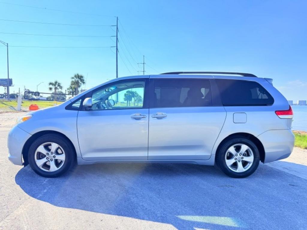 2013 Toyota Sienna - $9,995