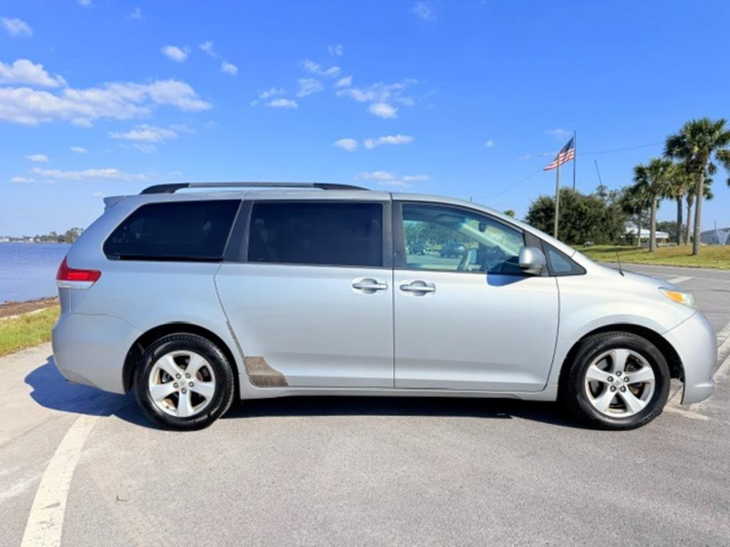 2013 Toyota Sienna - $9,995