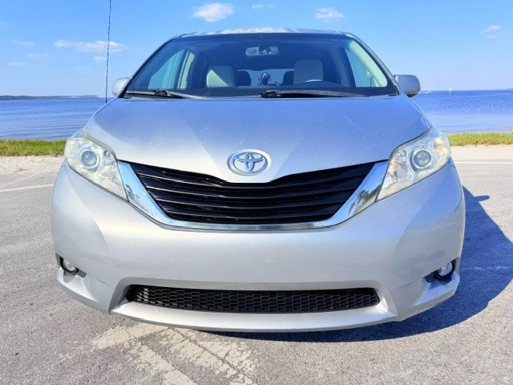 2013 Toyota Sienna - $9,995
