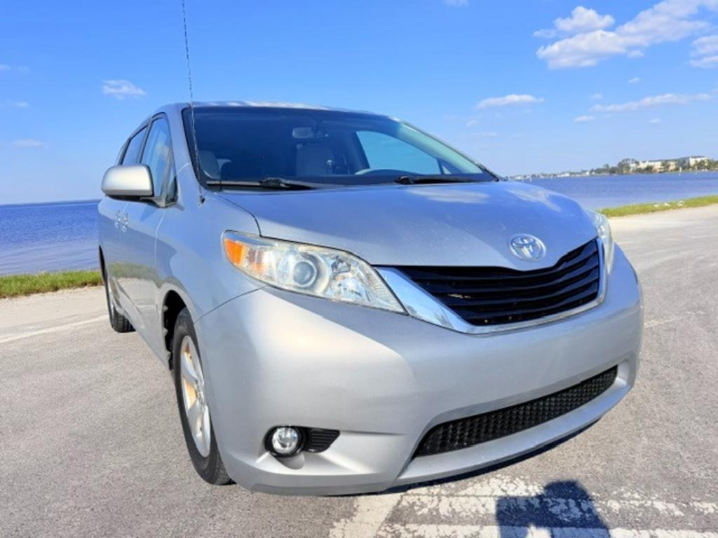 2013 Toyota Sienna - $9,995