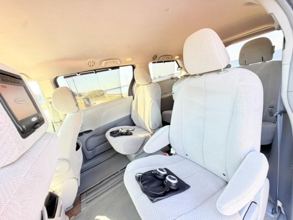 2013 Toyota Sienna - $9,995