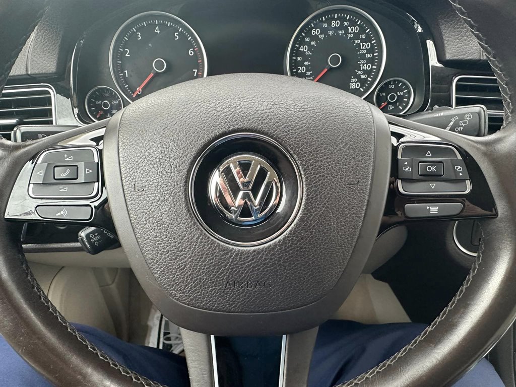 2016 Volkswagen Touareg Sport photo
