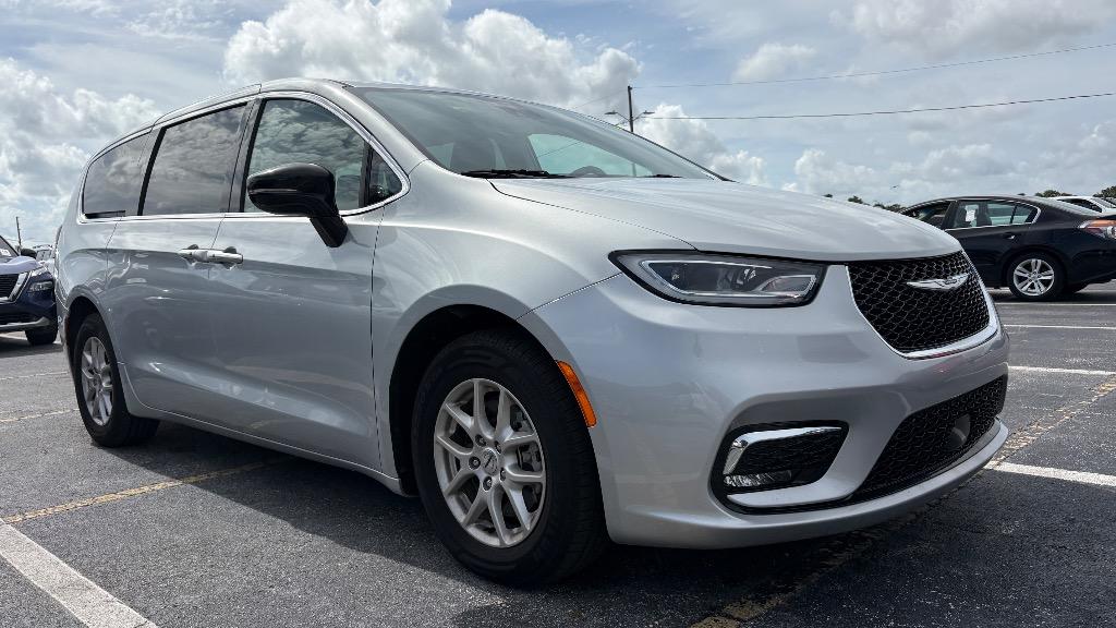 2024 Chrysler Pacifica - $24,588