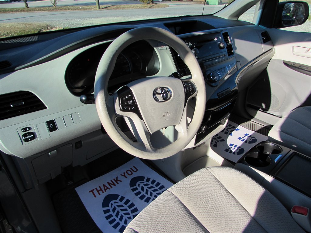 2014 Toyota Sienna LE 7-Passenger Auto Access Sea photo