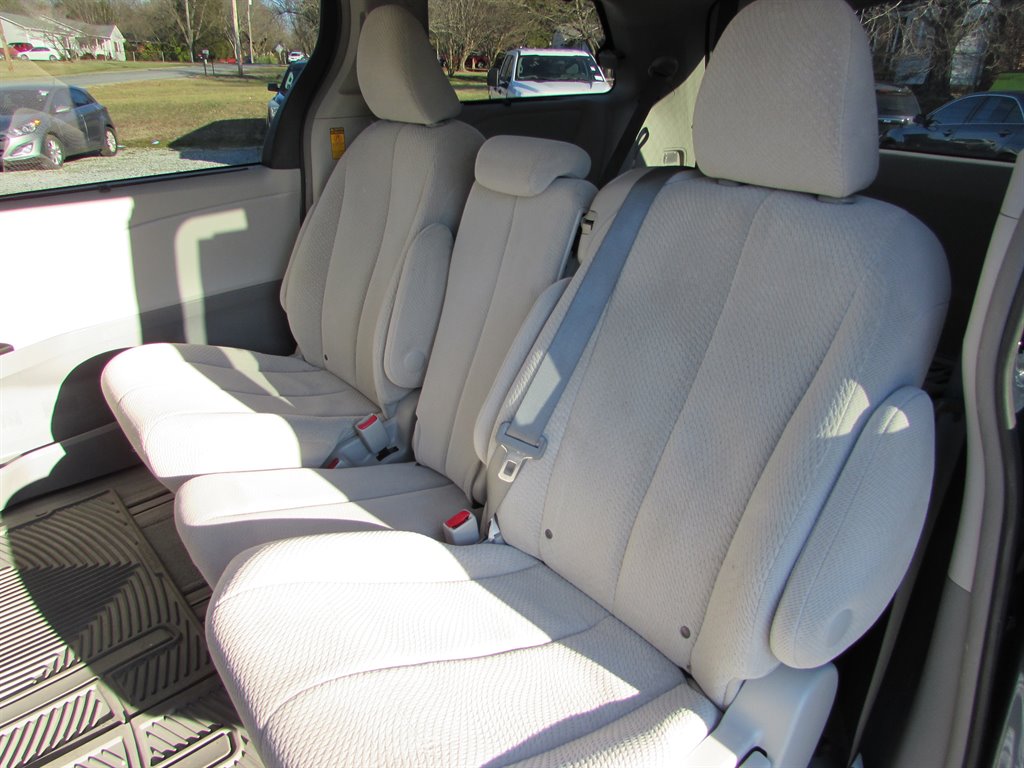 2014 Toyota Sienna LE 7-Passenger Auto Access Sea photo