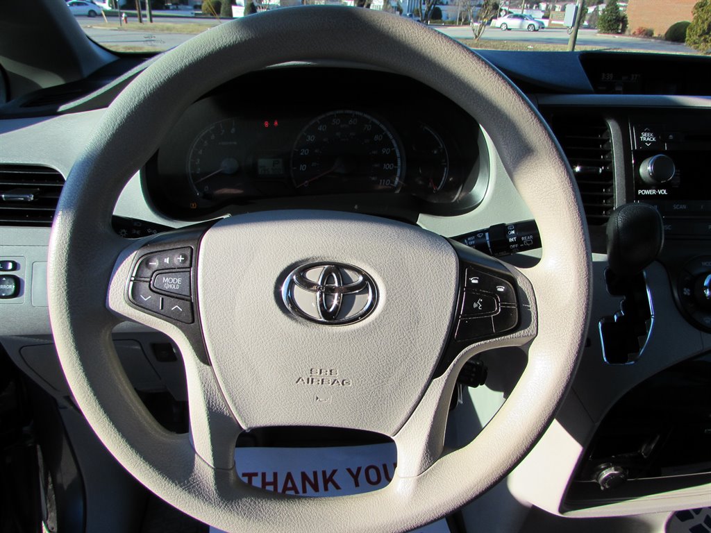 2014 Toyota Sienna LE 7-Passenger Auto Access Sea photo
