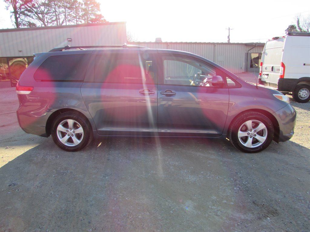 2014 Toyota Sienna LE 7-Passenger Auto Access Sea photo