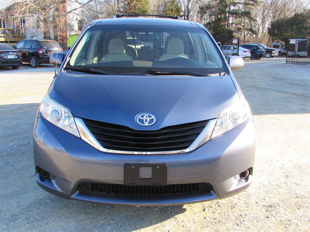 2014 Toyota Sienna LE 7-Passenger Auto Access Sea photo