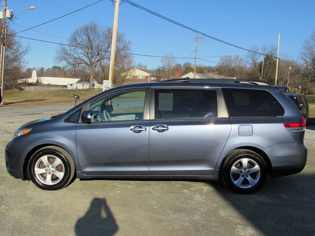 2014 Toyota Sienna LE 7-Passenger Auto Access Sea photo