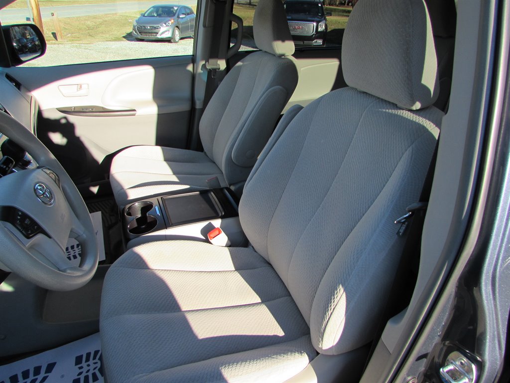 2014 Toyota Sienna LE 7-Passenger Auto Access Sea photo