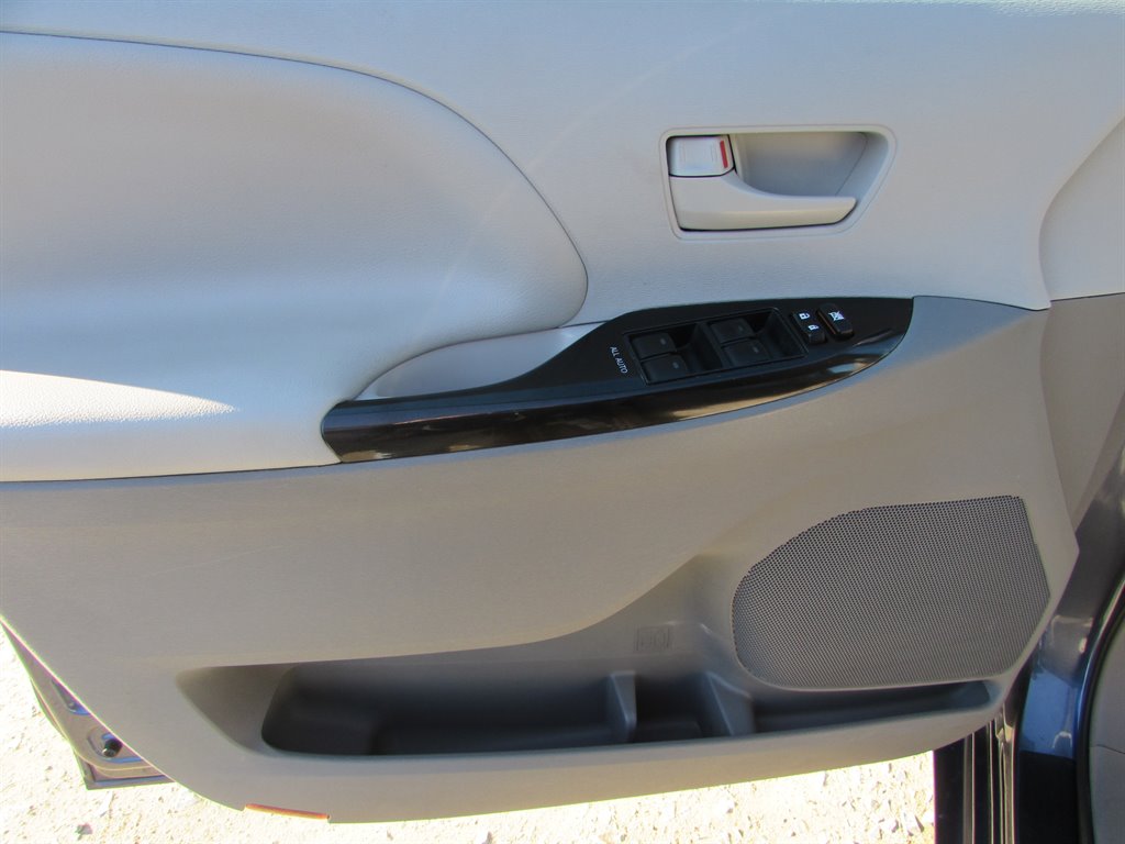 2014 Toyota Sienna LE 7-Passenger Auto Access Sea photo
