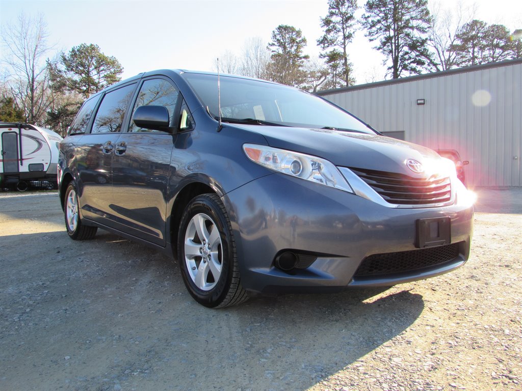 2014 Toyota Sienna LE 7-Passenger Auto Access Sea photo