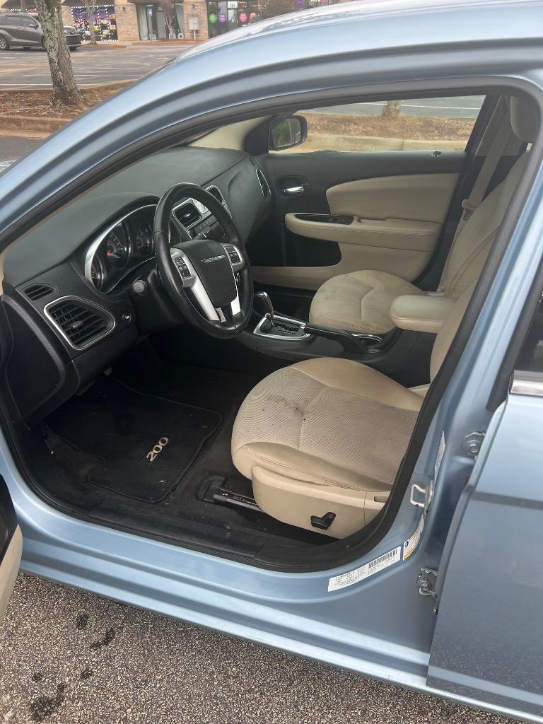 2012 Chrysler 200 - $4,701
