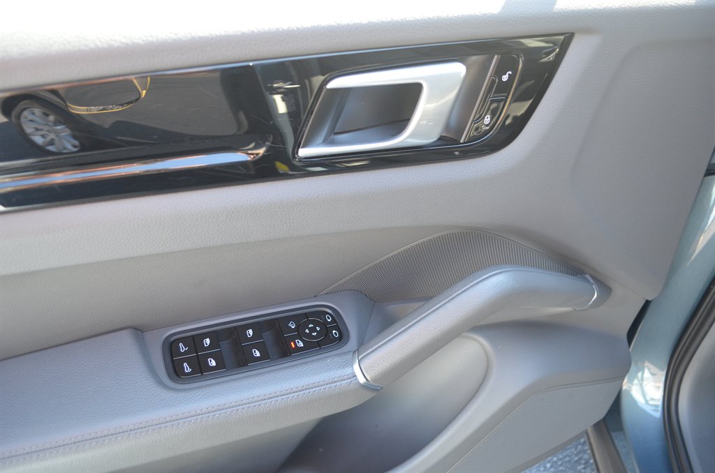 2019 Porsche Cayenne - $30,950