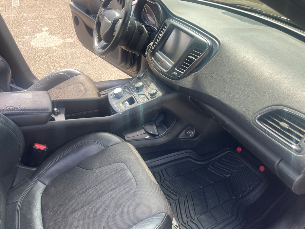 2016 Chrysler 200 S photo