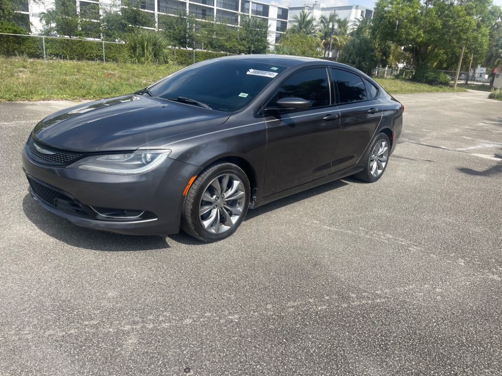 2016 Chrysler 200 S photo