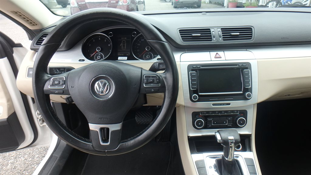 2010 Volkswagen CC Luxury photo