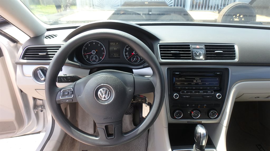 2013 Volkswagen Passat S photo