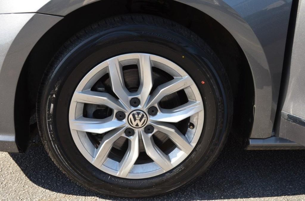 2016 Volkswagen Passat S photo