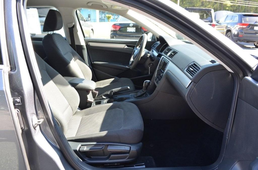2016 Volkswagen Passat S photo