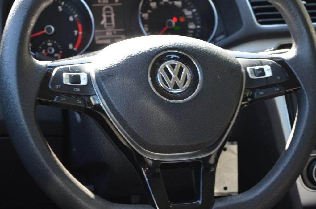 2016 Volkswagen Passat S photo