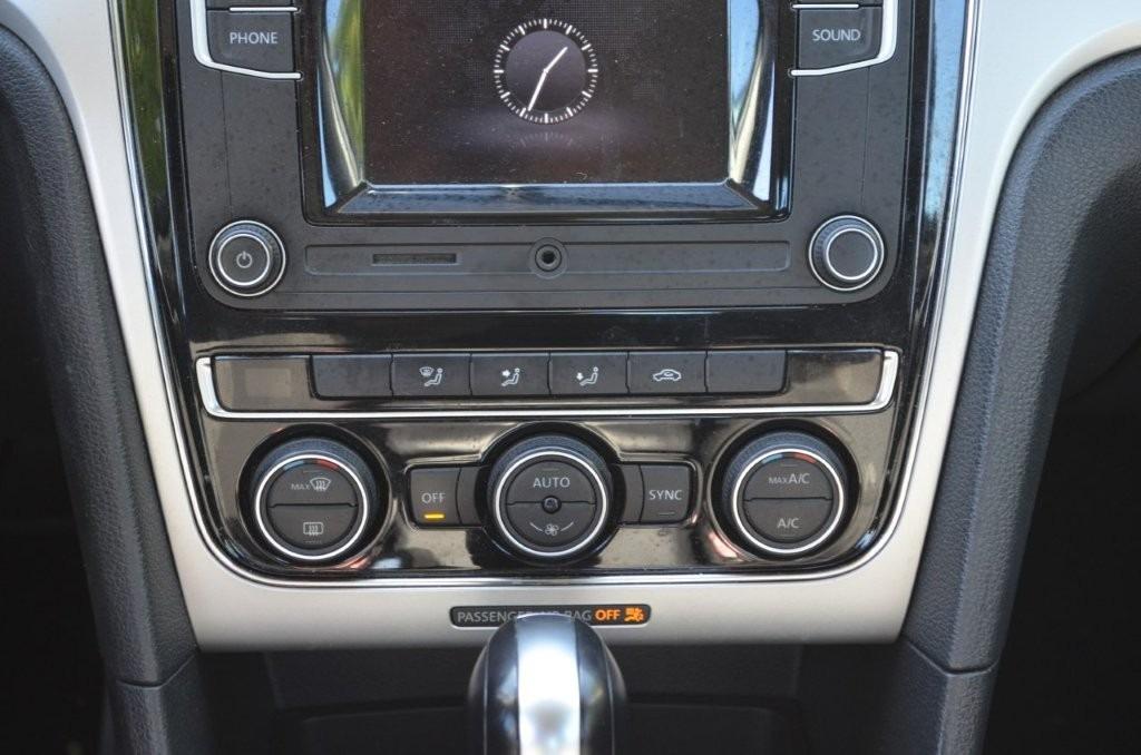 2016 Volkswagen Passat S photo