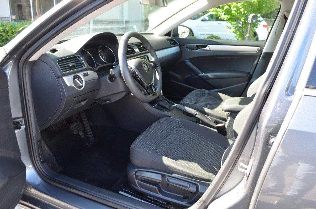 2016 Volkswagen Passat S photo