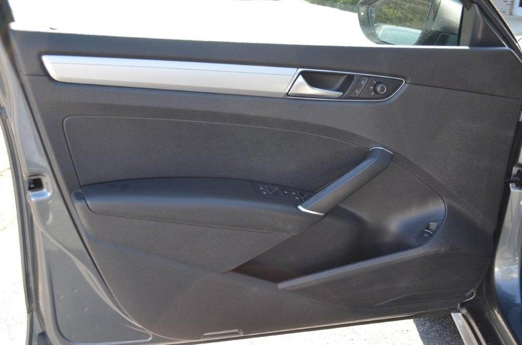 2016 Volkswagen Passat S photo