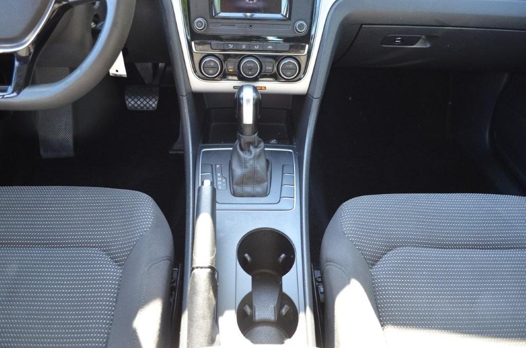 2016 Volkswagen Passat S photo