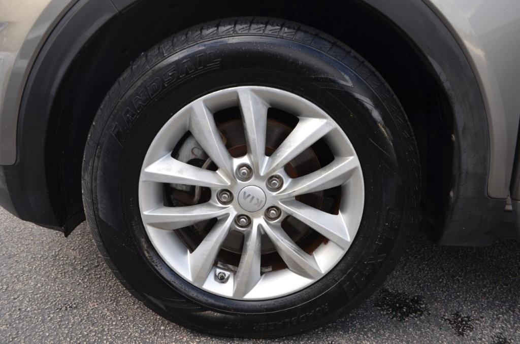2016 Kia Sorento - $8,900