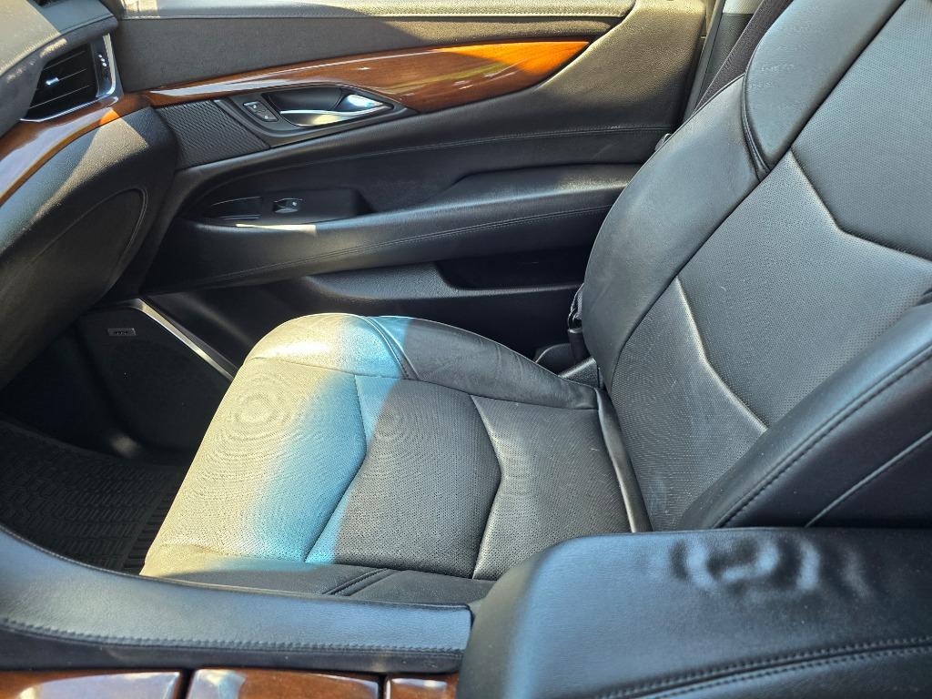 2016 Cadillac Escalade Luxury photo