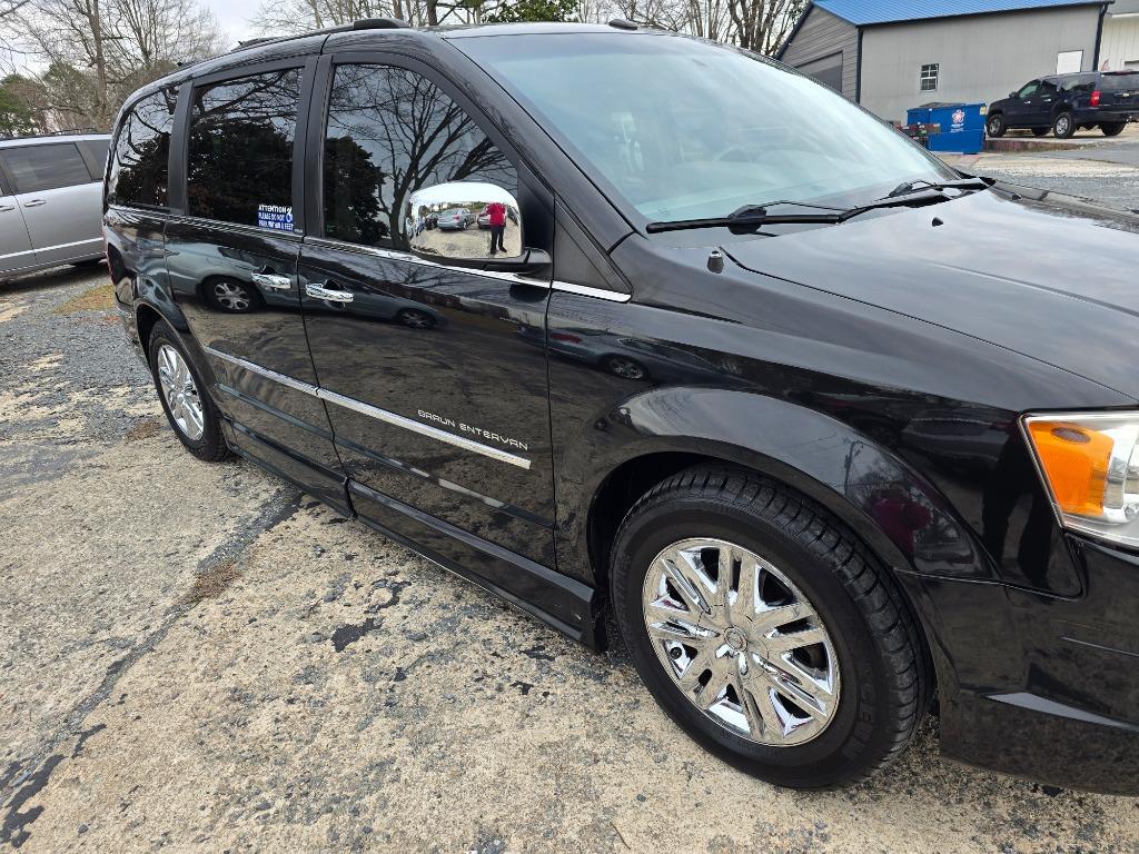 2010 Chrysler Town And Country - $13,500