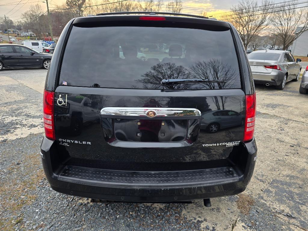 2010 Chrysler Town And Country - $13,500