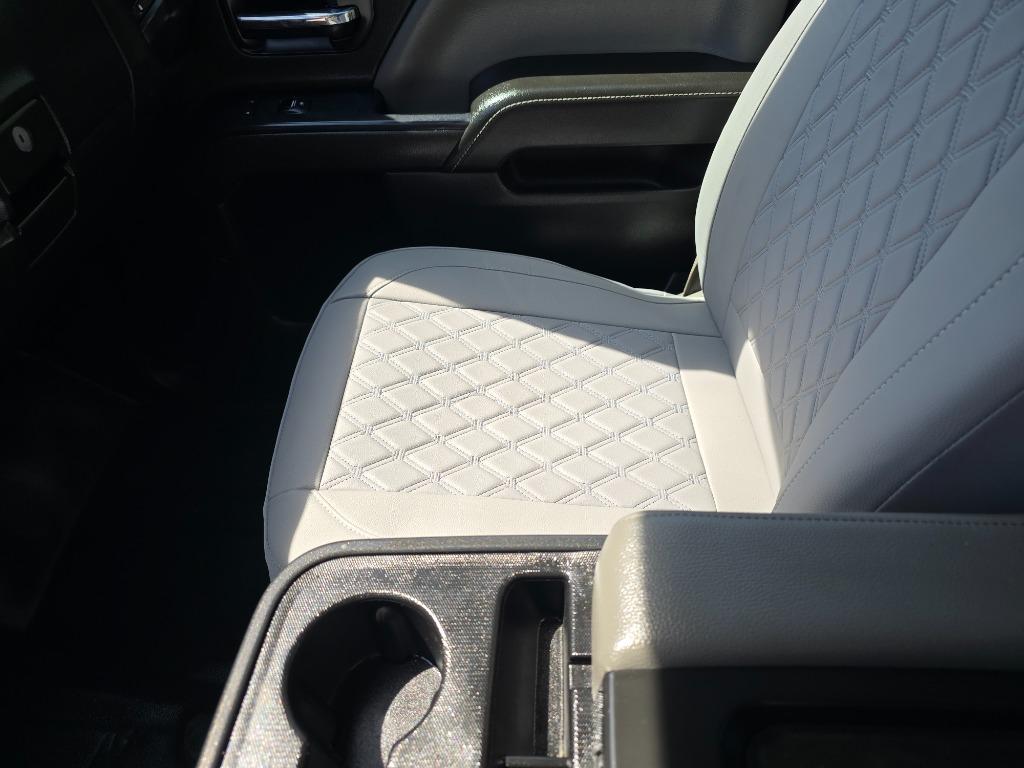 2015 Chevrolet Silverado 3500 - $17,999