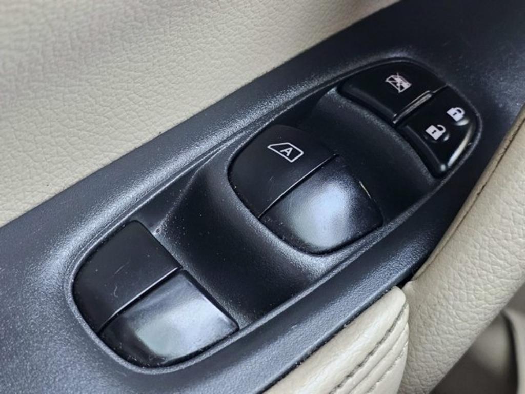 2016 Nissan Rogue - $13,700