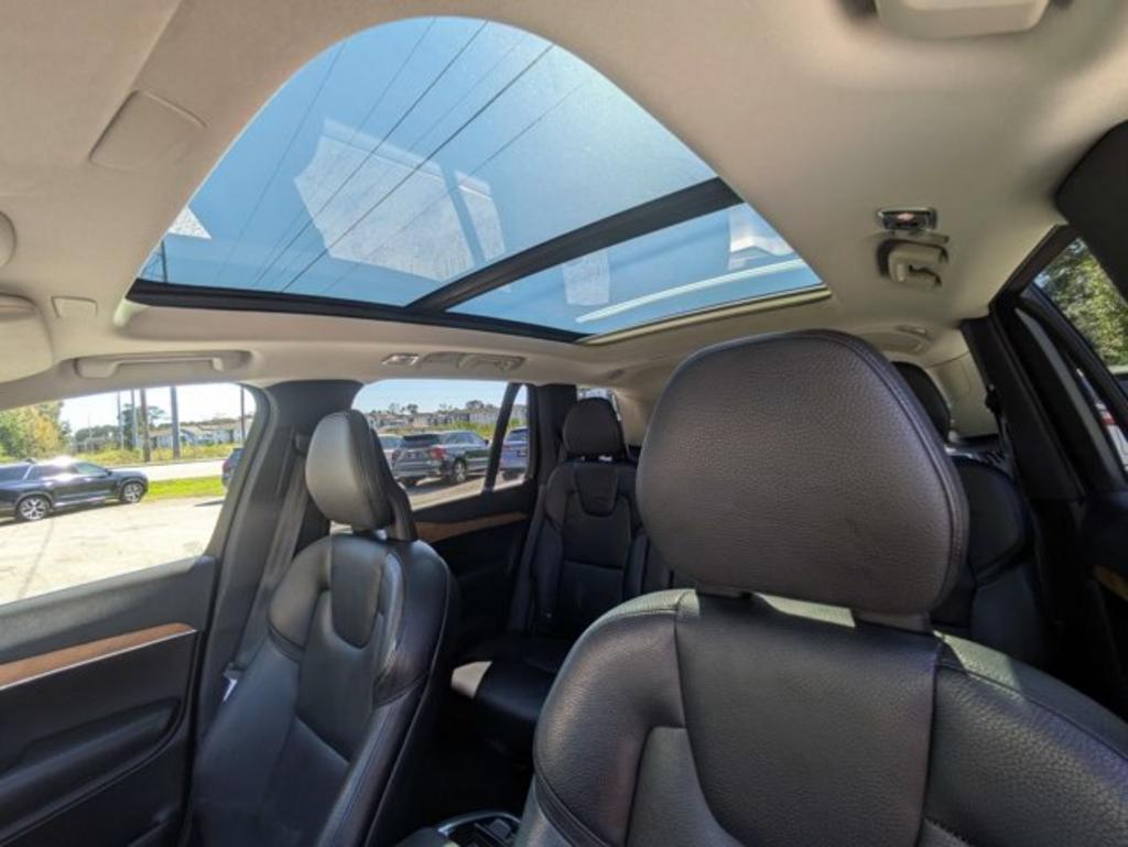 2021 Volvo XC90 - $30,900