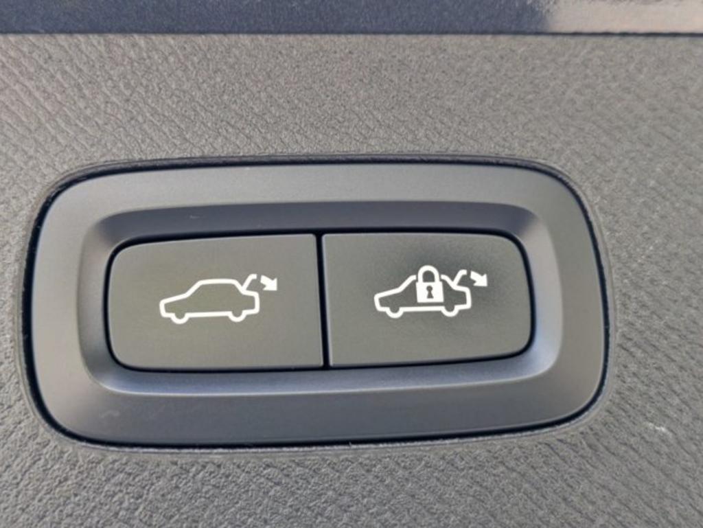 2021 Volvo XC90 - $30,900