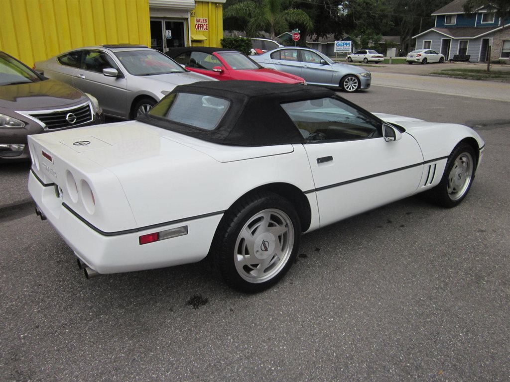 1989 CHEVROLET Corvette Convertible - $15,995
