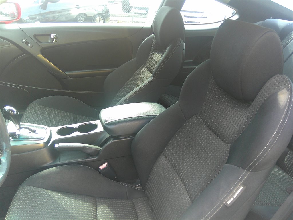 2012 Hyundai Genesis Coupe 2.0T photo