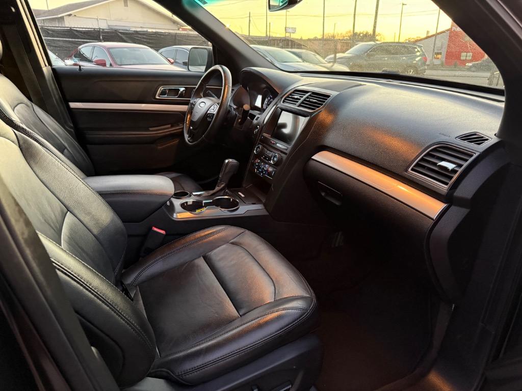 2017 Ford Explorer XLT photo