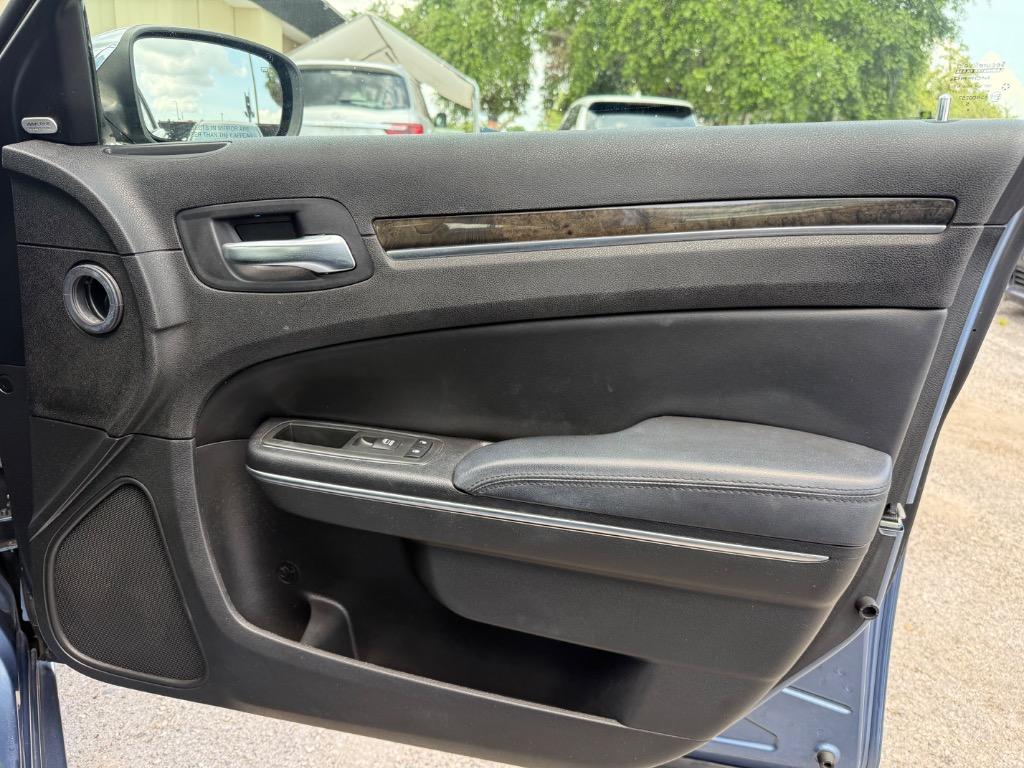 2011 Chrysler 300 C photo
