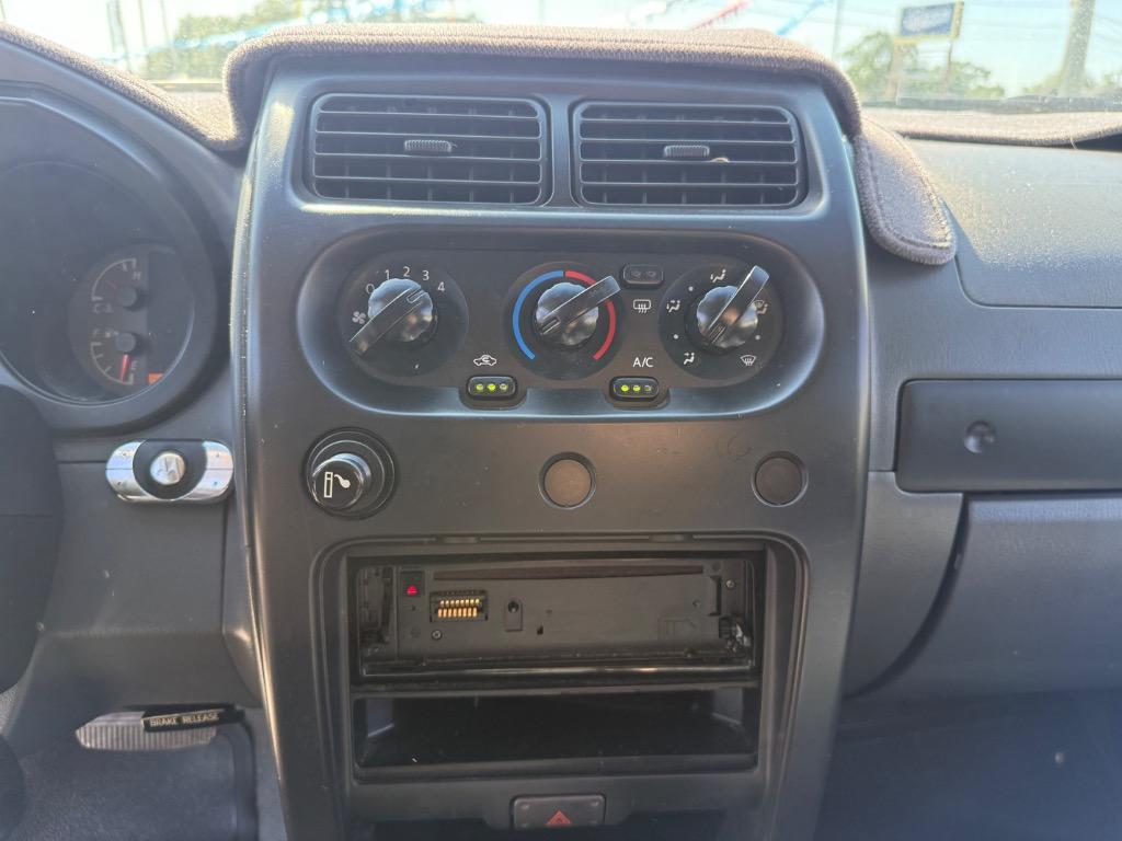 2002 Nissan Frontier XE-V6 photo