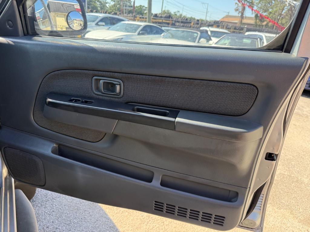 2002 Nissan Frontier XE-V6 photo